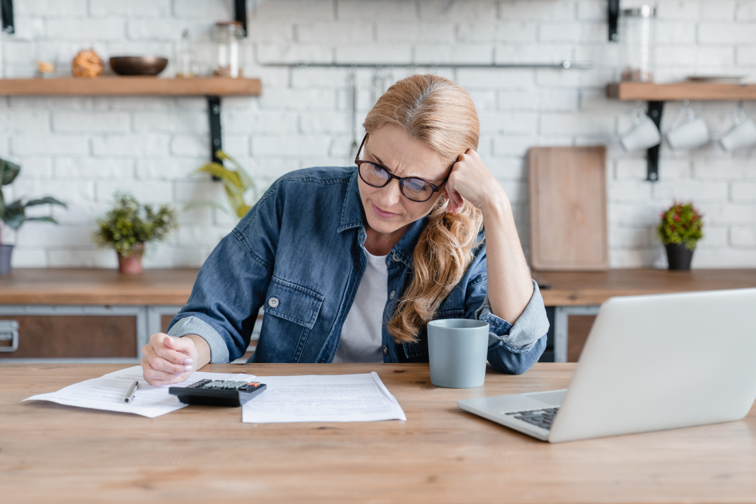 Confused Sad Puzzled Mature Woman Having Financial Debts Issues Problems, Calculating Domestic Bills - Contabilidade em Brasília - DF | Expert Easy Contabilidade