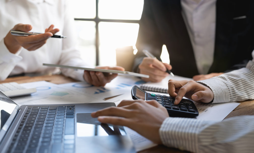 Asian Business Adviser Meeting To Analyze And Discuss The Situation On The Financial Report In The Meeting Room.investment Consultant, Financial Advisor And Accounting Concept - Contabilidade em Brasília - DF | Expert Easy Contabilidade